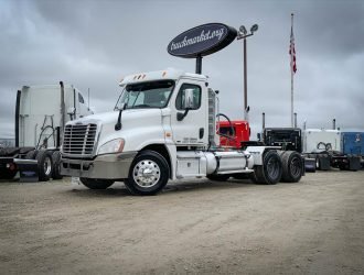 2011 FREIGHTLINER CASCADIA  DAYCAB AY6042