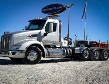 2016 Peterbilt 579 Tri Axle Daycab 322641