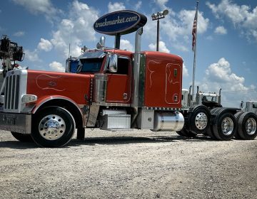 2013 PETERBILT 389 TRI AXLE SLEEPER 201043
