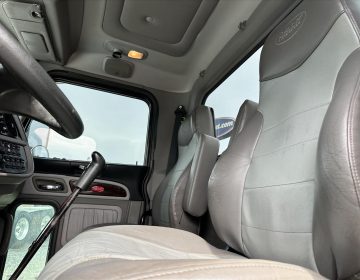 2017 Peterbilt 389 Daycab Glider Kit 454260